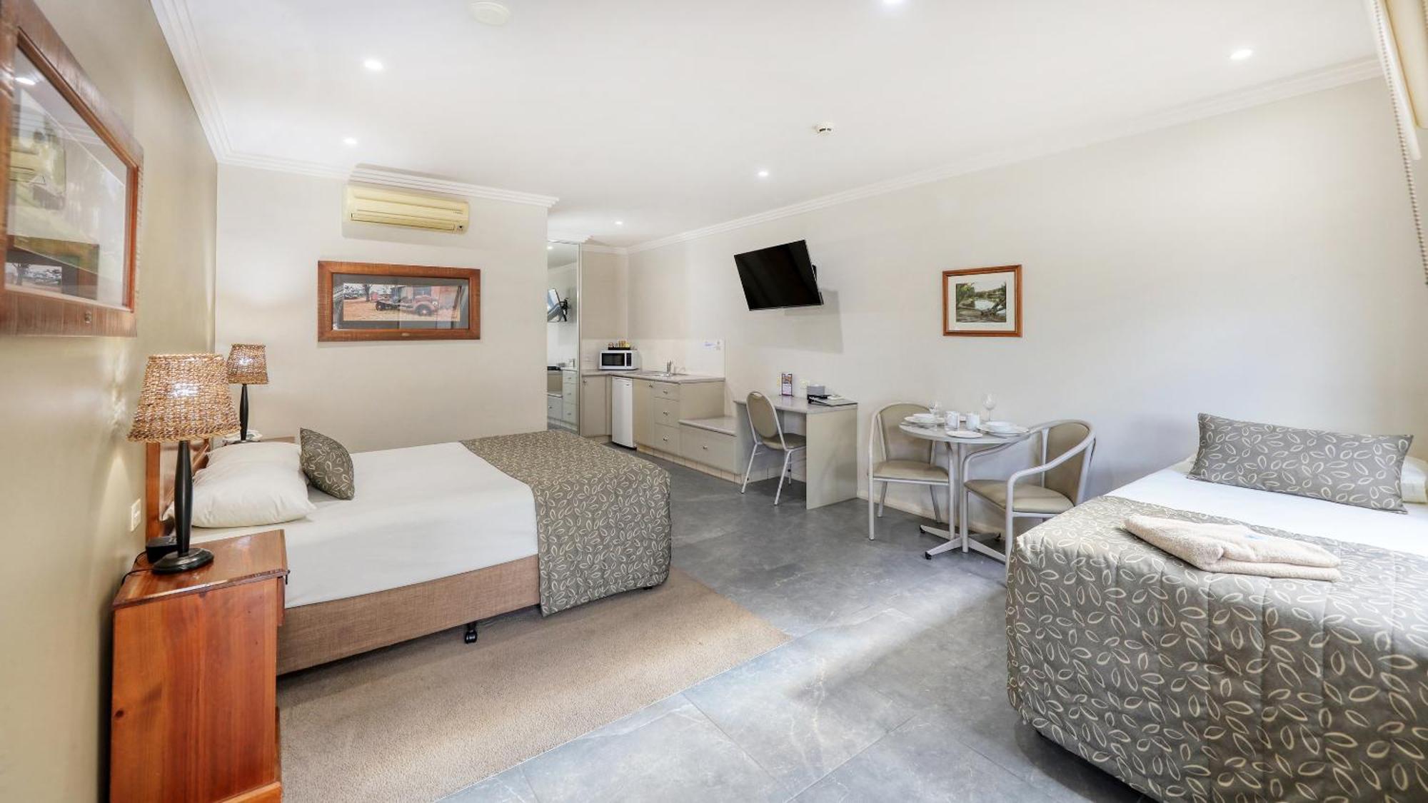 The Saltbush Motor Inn Hay Kültér fotó