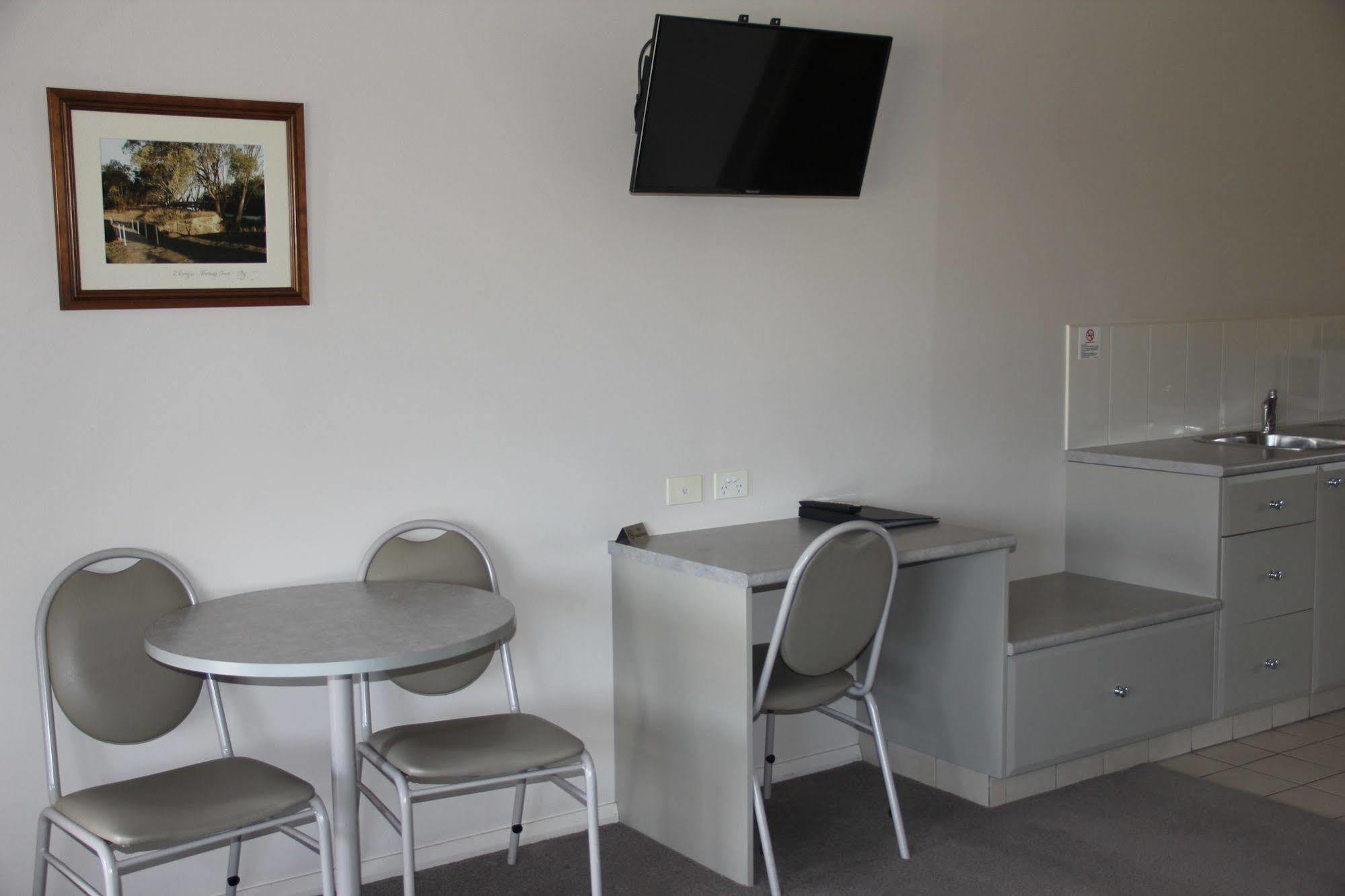 The Saltbush Motor Inn Hay Kültér fotó