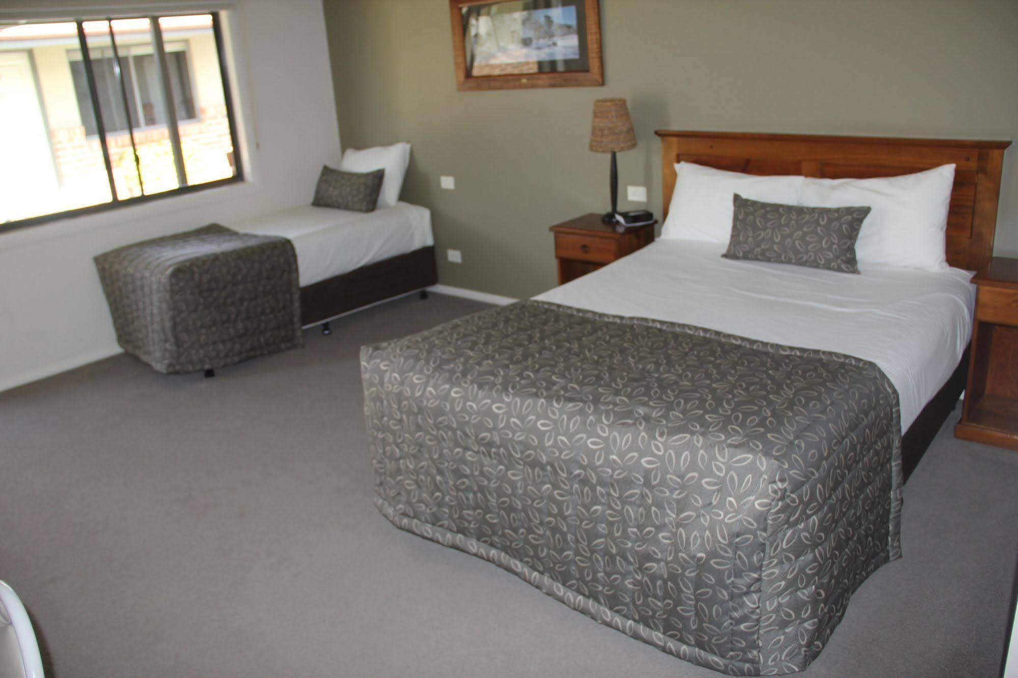 The Saltbush Motor Inn Hay Kültér fotó